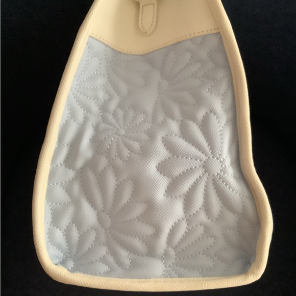 Betsey Johnson Blue XOBECA quilted blue and cream daisy butterfly tote - Picture 2 of 12